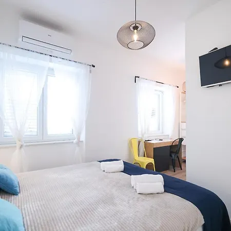 Gostinjska kuća Lopwi Old Town Ground Floor 3*