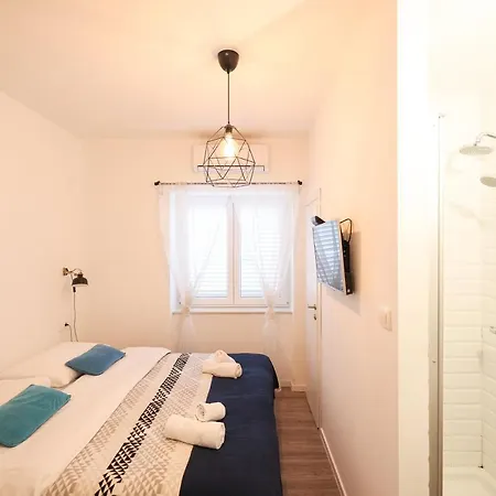 Gostinjska kuća Lopwi Old Town Ground Floor 3*