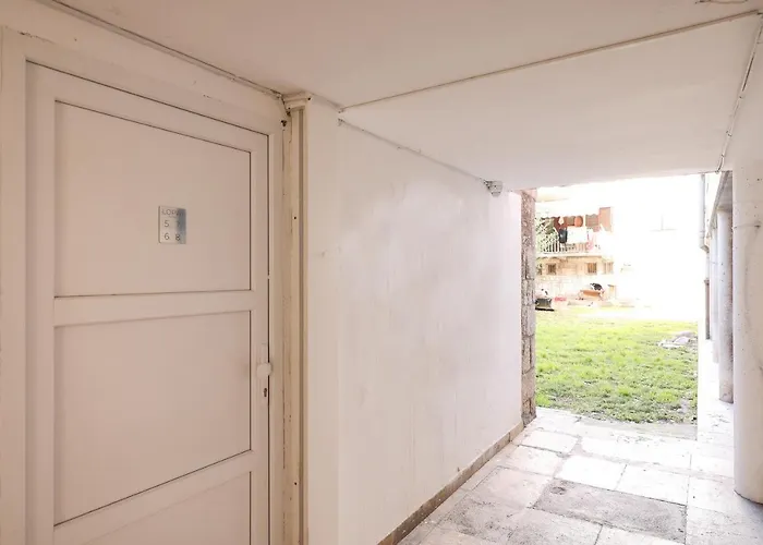 Lopwi Old Town Ground Floor Guest house